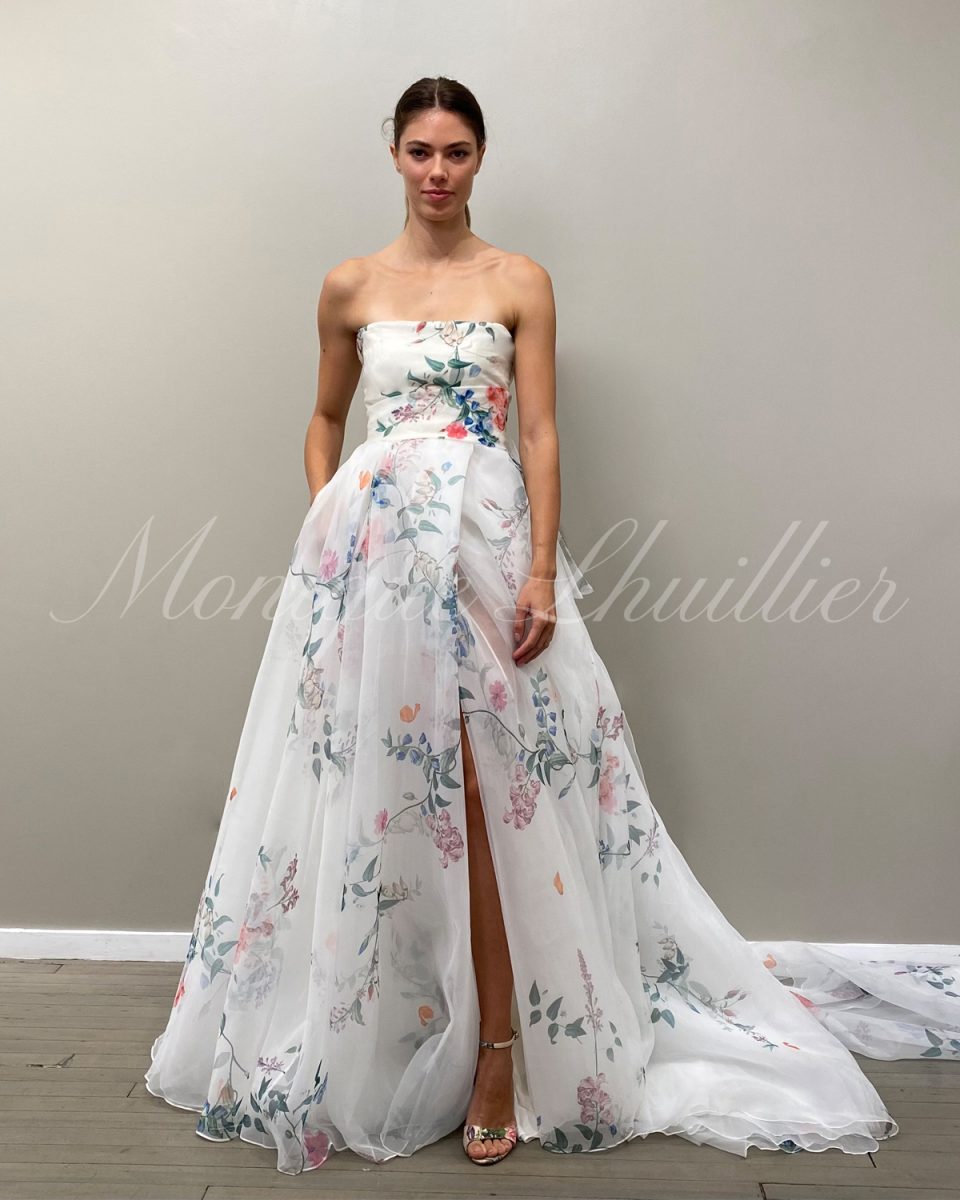 Wedding dress with a slit 